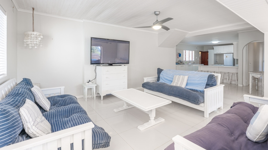 To Let 5 Bedroom Property for Rent in Struisbaai Western Cape